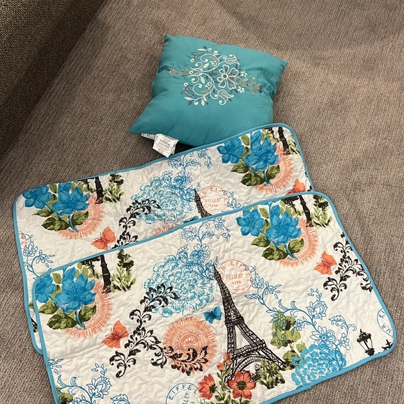 Two pillow shams and a decorative pillow - Picture 4 of 6